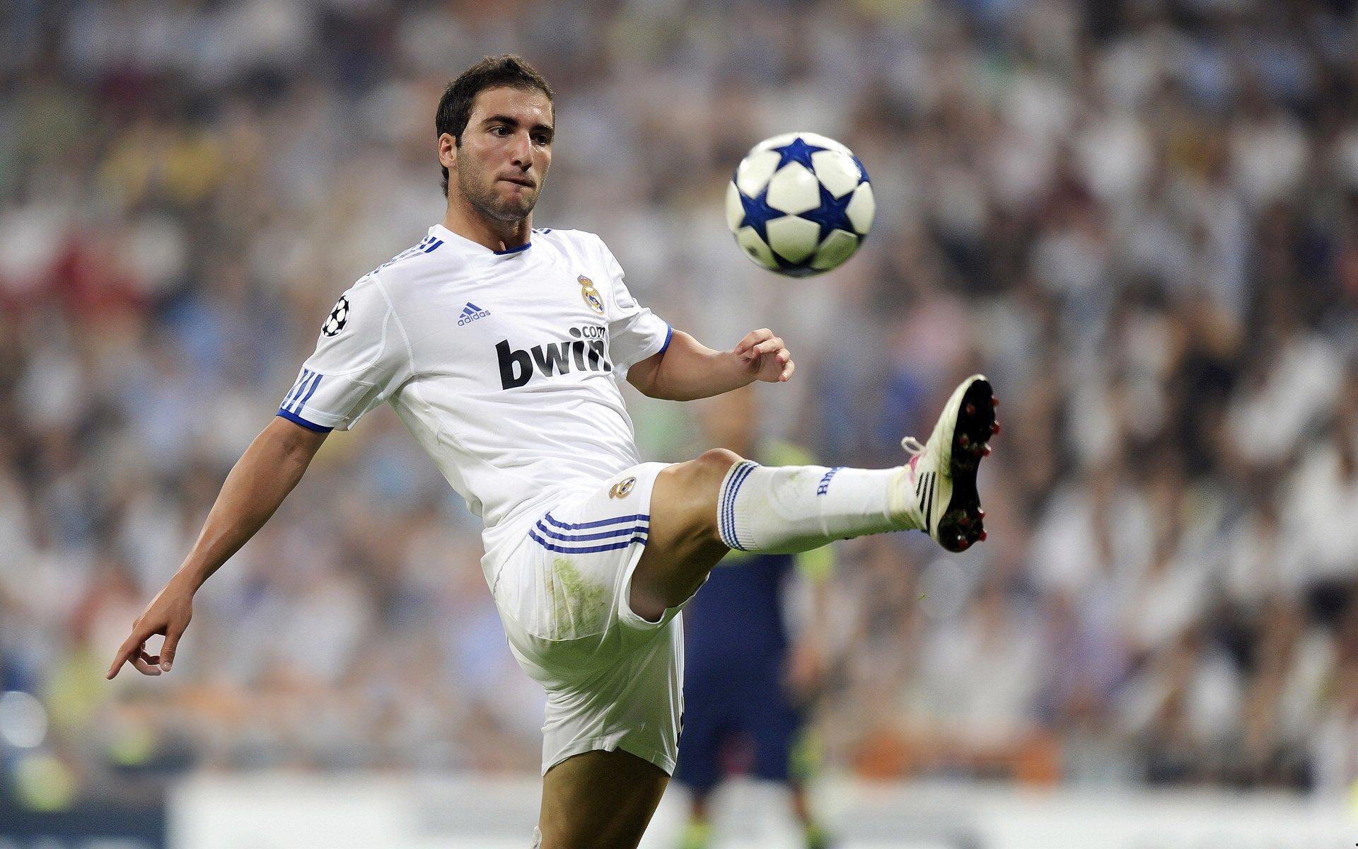 与哈维·阿隆索对抗，我为他如何想要坚持这个职位感到遗憾，他的态度像是在拍马屁