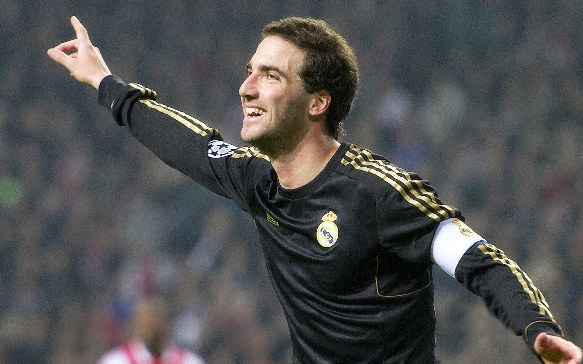 半场惊魂，热那亚客场1-0领先AC米兰，科隆博弑旧主，福法纳空门滑倒成转折点